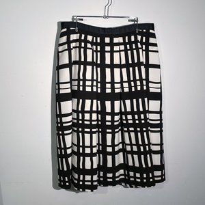 Contemporaine Simons | BLACK AND WHITE FLARED SKIRT